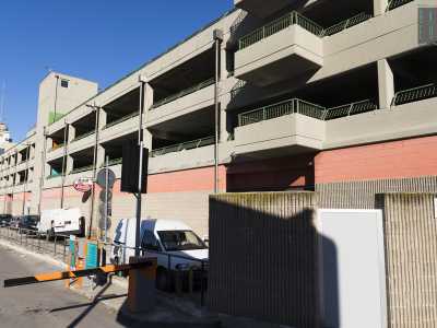 Da questa strada sulla sinistra ci immergiamo nella zona di Sant�Antonio. Di fronte a noi un alto e �ingombrante� autosilo...